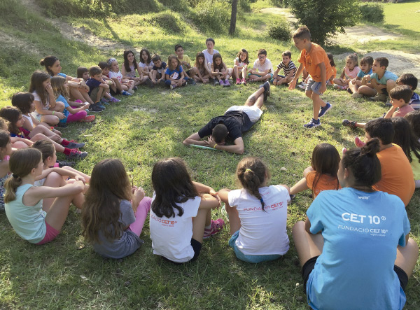 estades-esportives-fi-de-curs-estiu-cet10-22-23-600px Infants i monitors/es en rotllana - Niños/as y monitores/as en círculo