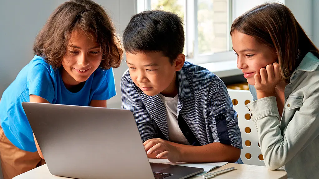 Infants amb un ordinador - Niños con un ordenador