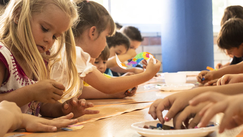Menjadors escolars infants fent manualitats - Comedores escolares niños haciendo manualidades