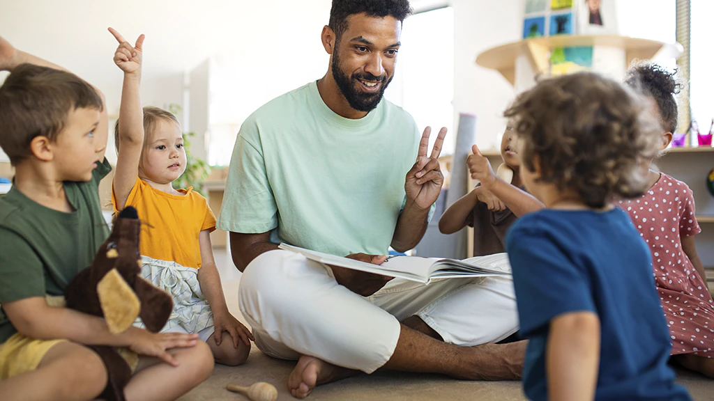 Menjadors escolars grup d'infants amb un monitor - Comedores escolares grupo de niños con un monitor