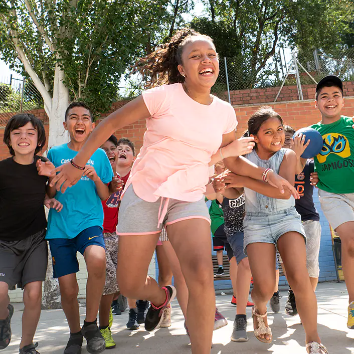 Menjadors escolars infants jugant al pati - Comedores escolares niños jugando en el patio