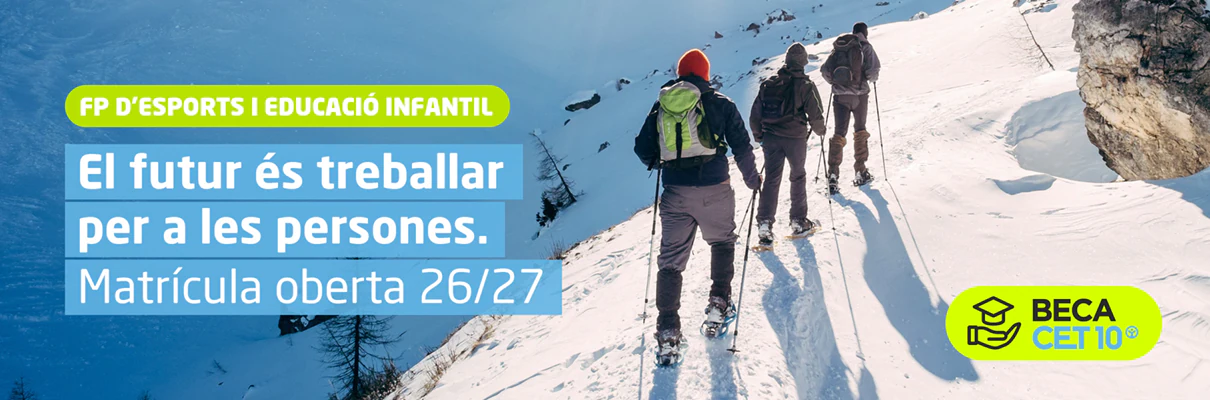 Joves caminant per la neu