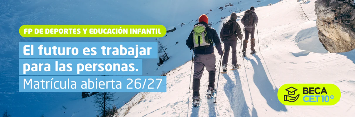 Jóvenes caminando por la nieve