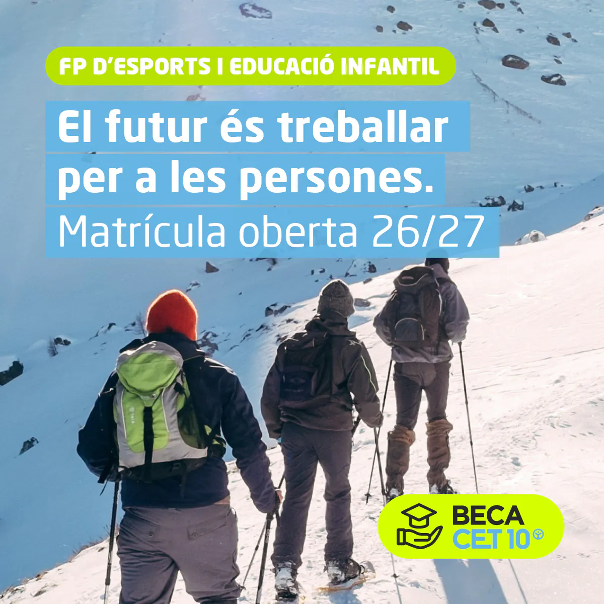 Joves caminant per la neu