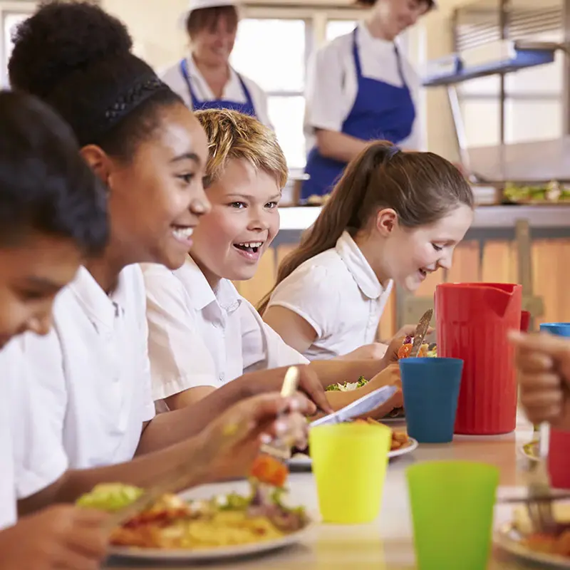 menjadors cet10, nens menjant i bebent aigua