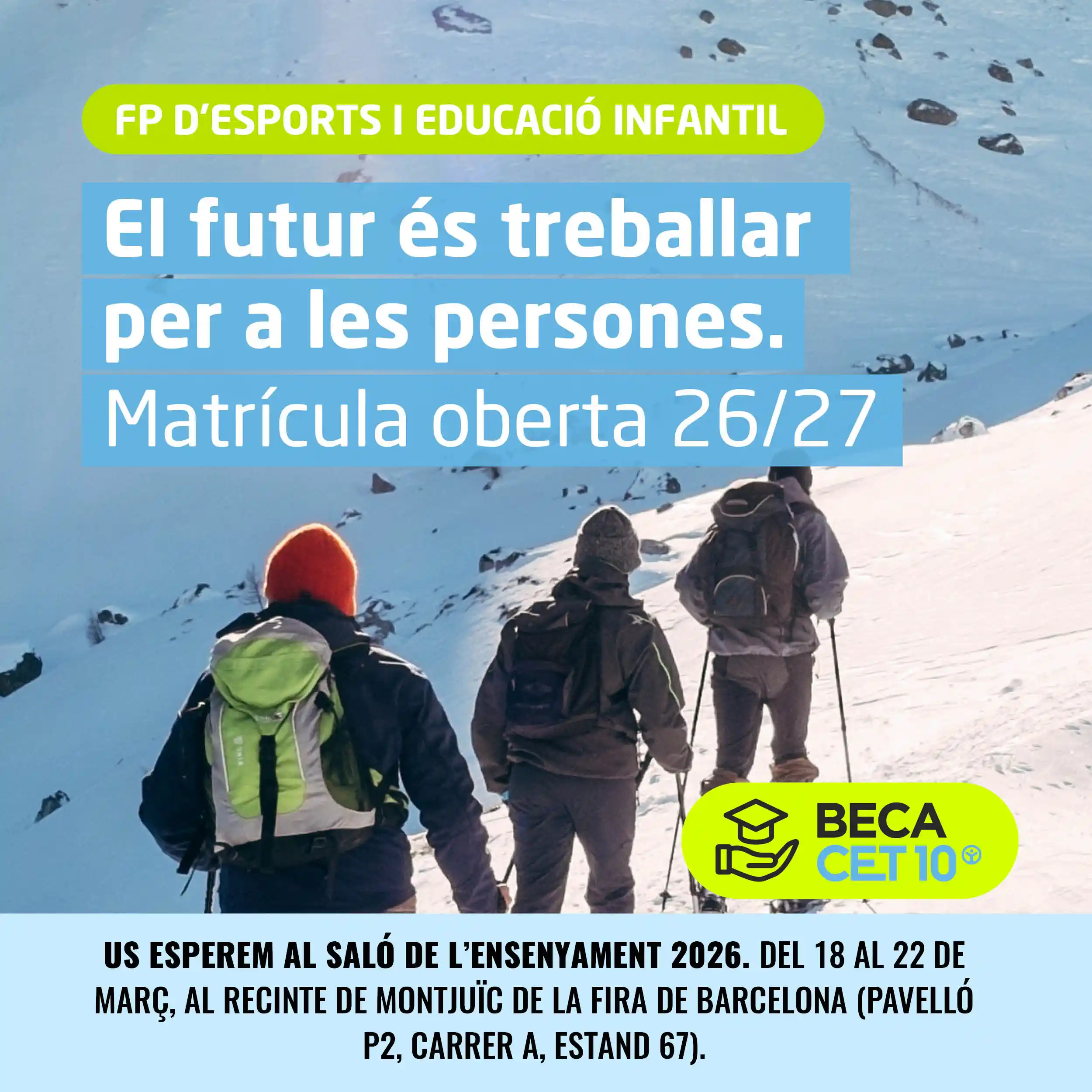 gent a la neu amb raquetes pujant la muntanya