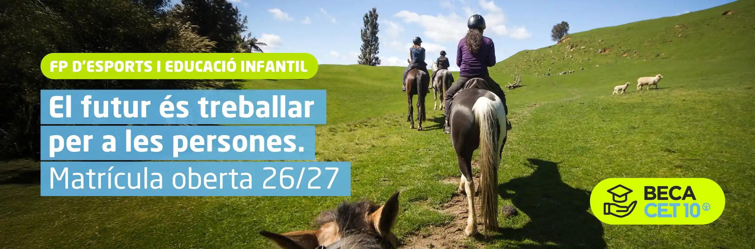 joves fent una excursió a cavall