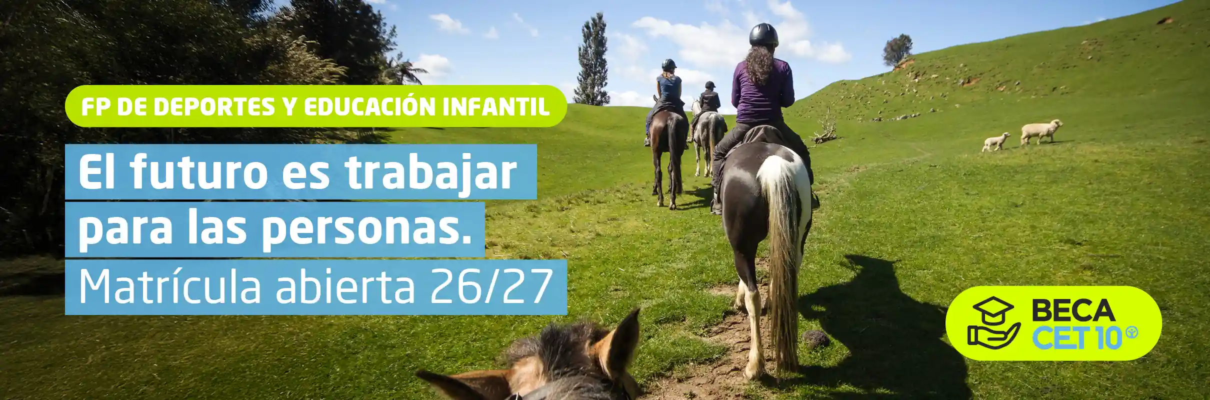 jóvenes haciendo excursión a caballo