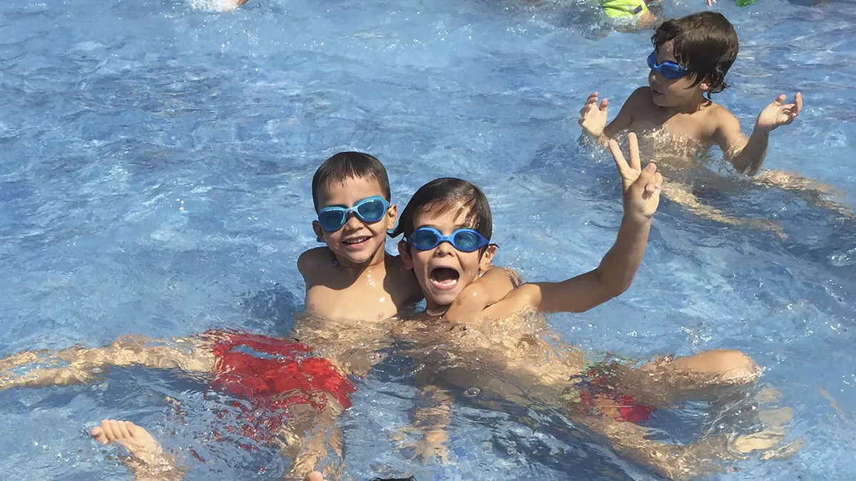 piscina amb nens
