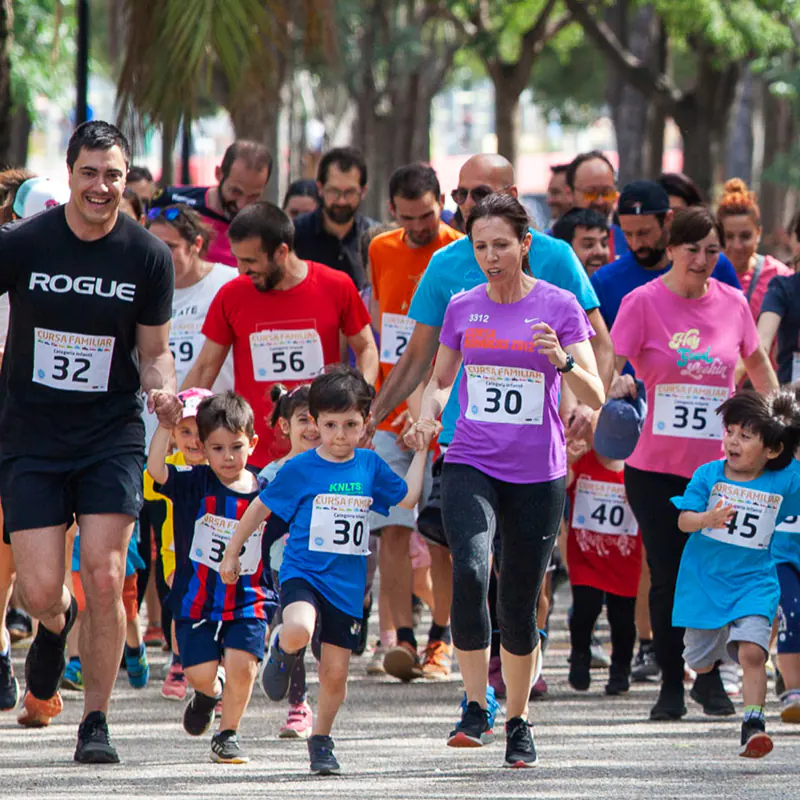 Famílies corrent a la cursa familiar de l'Interescolar