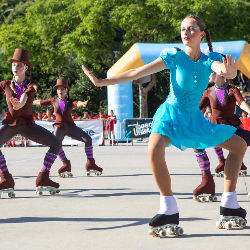 Joves actuant en una exhibició de patinatge artístic