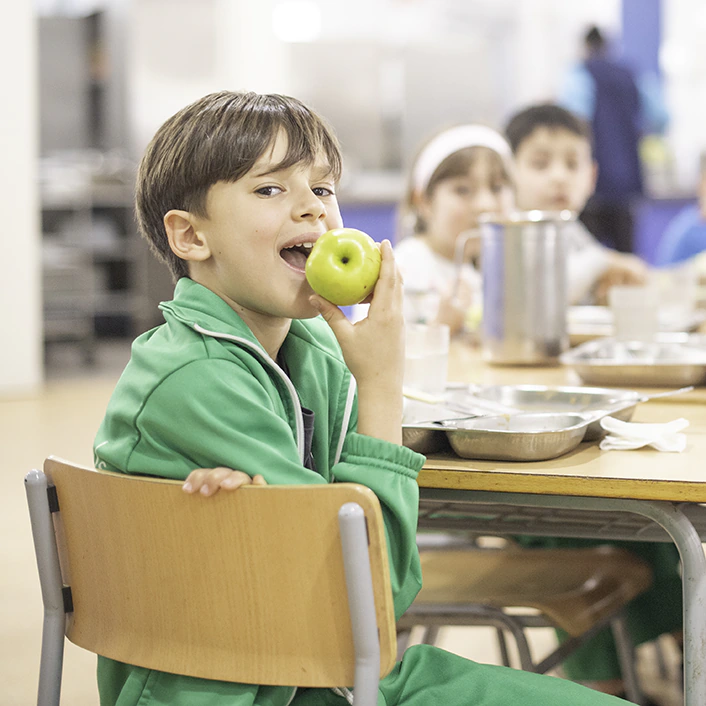 Infant mossegant una poma