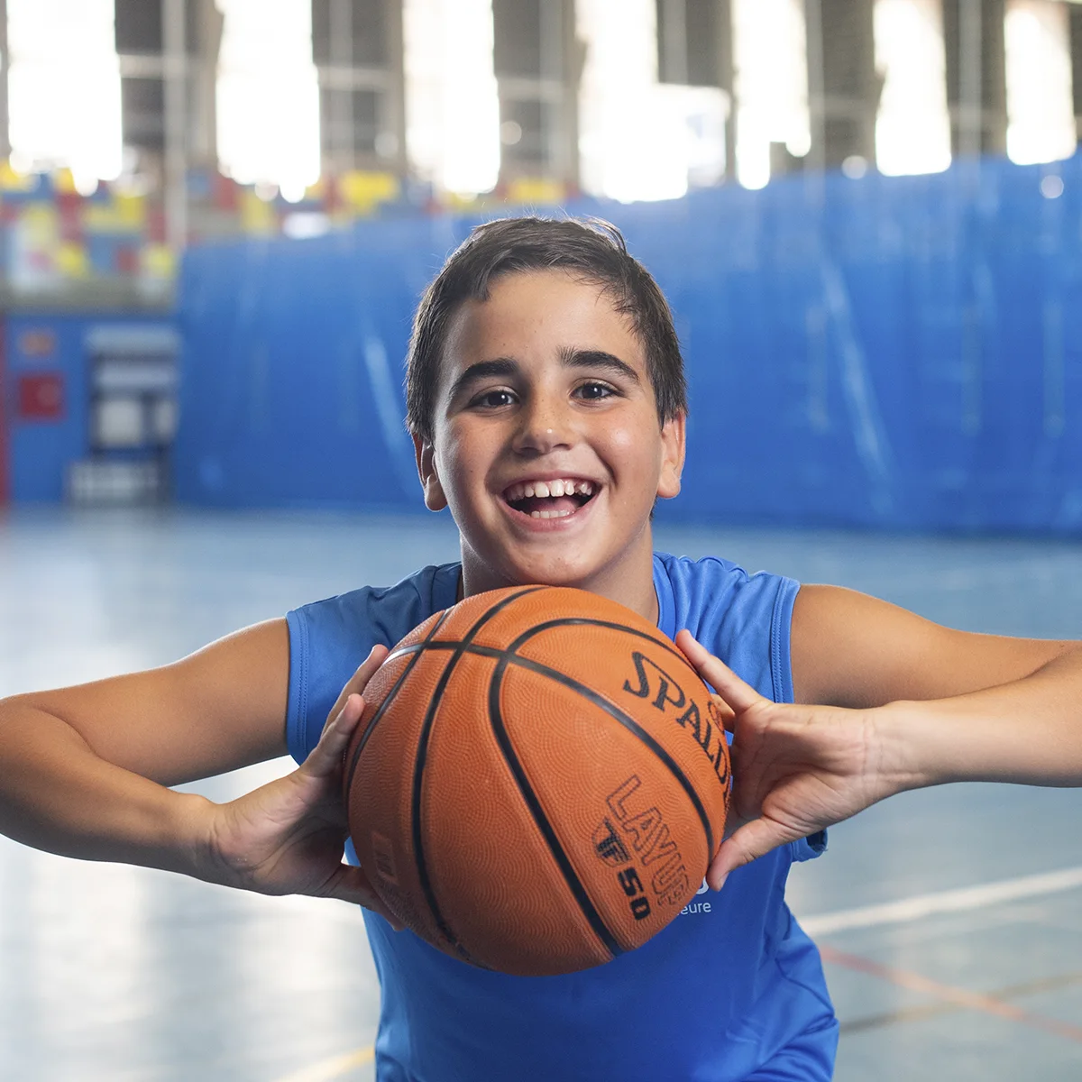 noi amb pilota de bàsquet