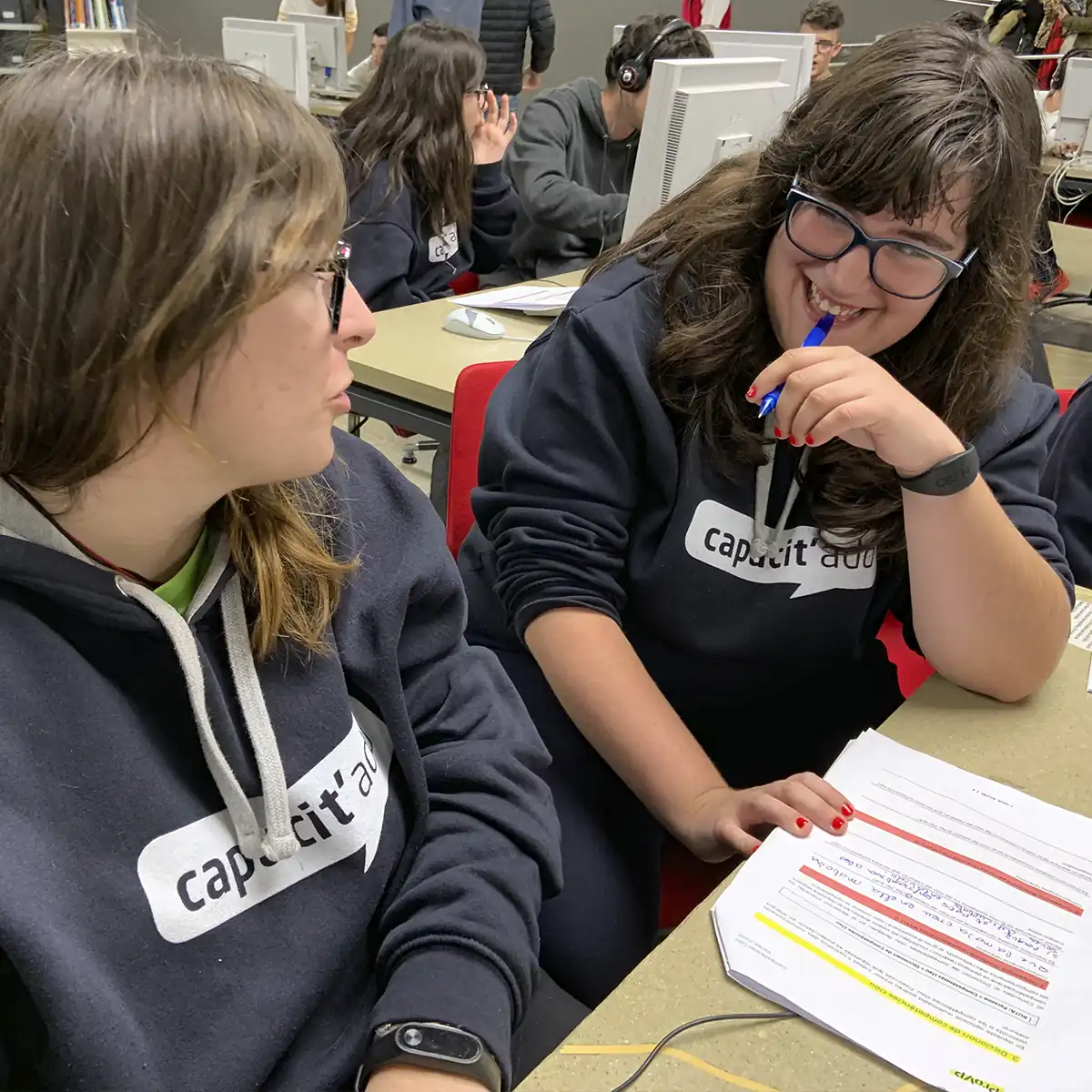 formació per la inclusió cet10, noies estudiant