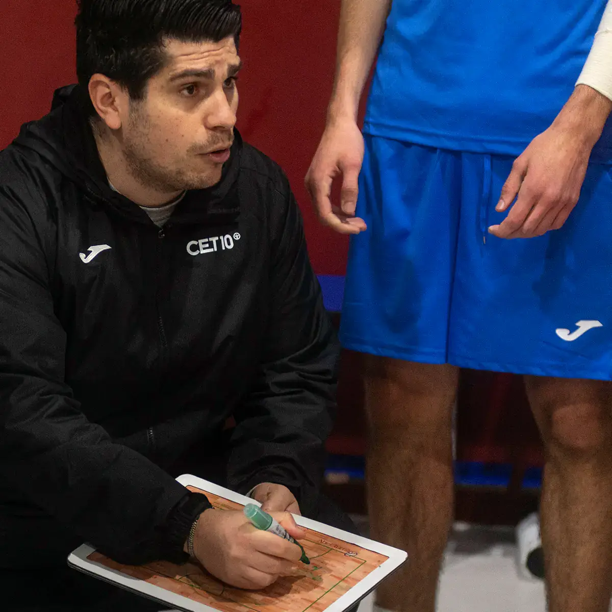 Entrenador donant instruccions al seu equip