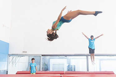 noi llist elàstic acrobàcia