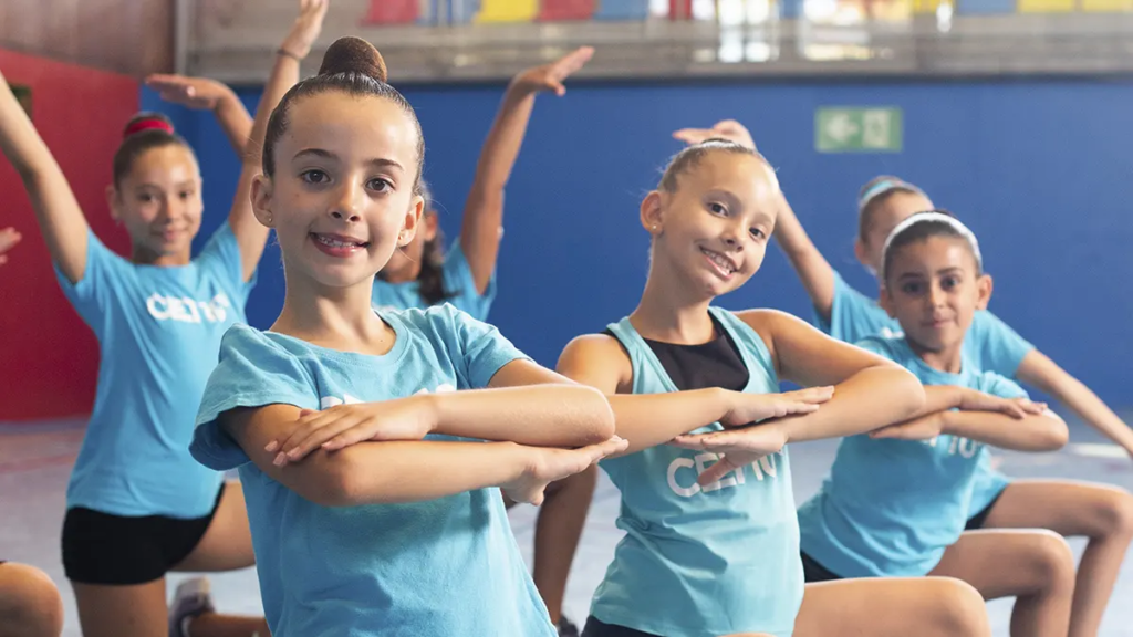 dansa ball a cet10 grup de noies ballant