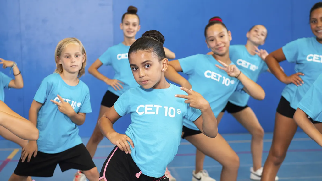 dansa ball a cet10 grup de noies ballant