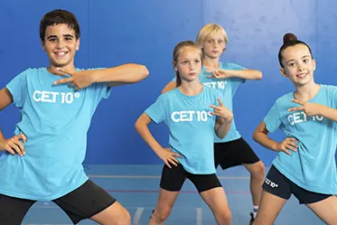 dansa ball a cet10 grup de noies ballant