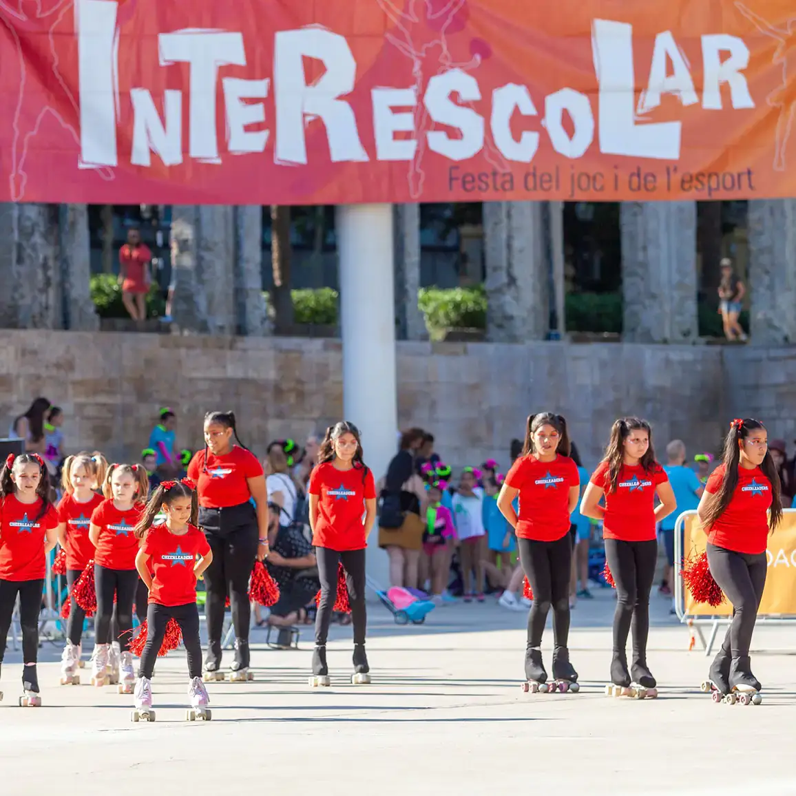 Grup de patinadores realitzant una actuació al Festival Interescolar de CET10