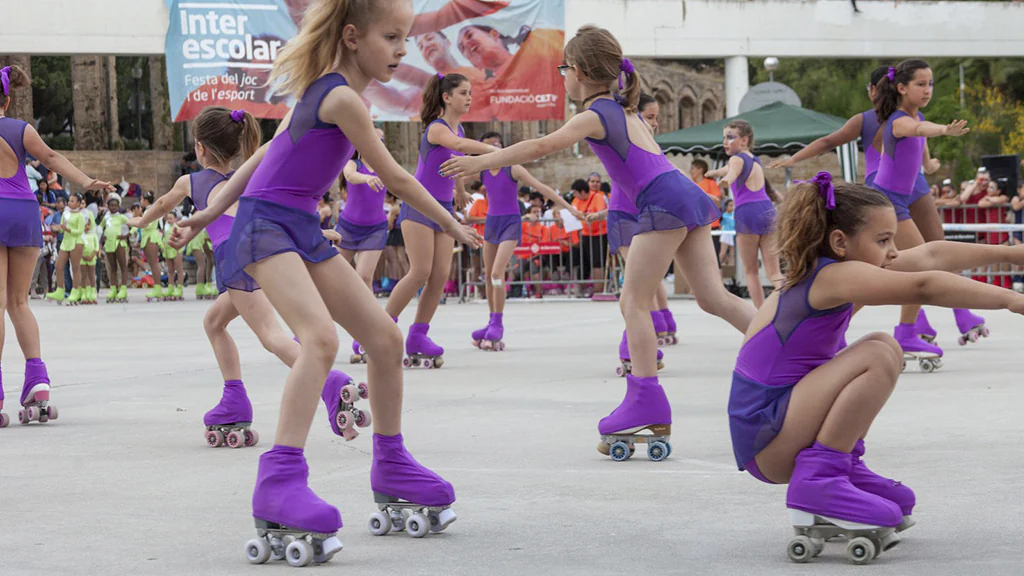 Nenes realitzant una coreografia de patinatge artístic a l'Interescolar de CET10