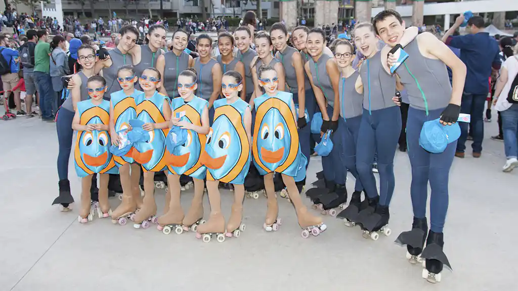 Grup de joves i infants de patinatge artístic posant per a una foto