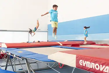 noi llist elàstic acrobàcia