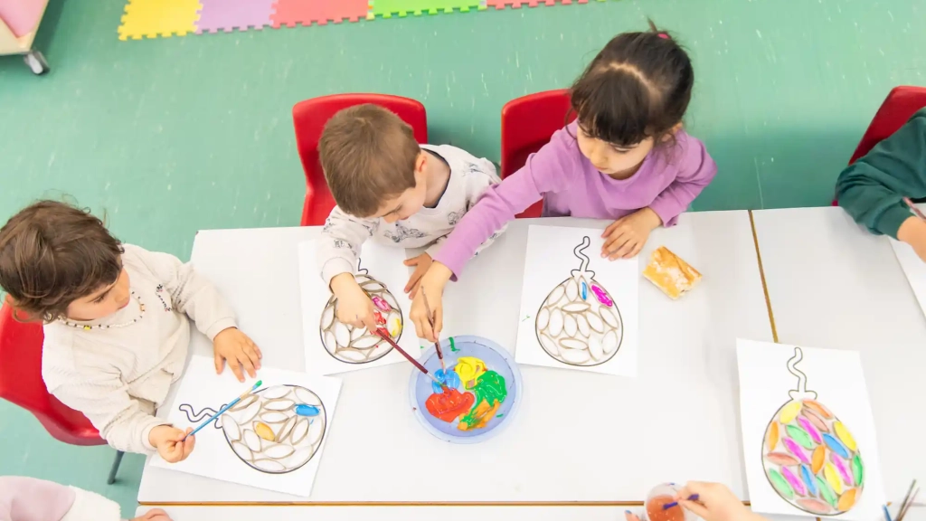 nens pintant a la ludoteca barcelona cet10