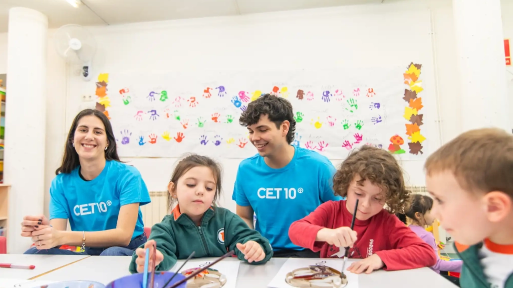 monitors amb alumnes ludoteca cet10 barcelona