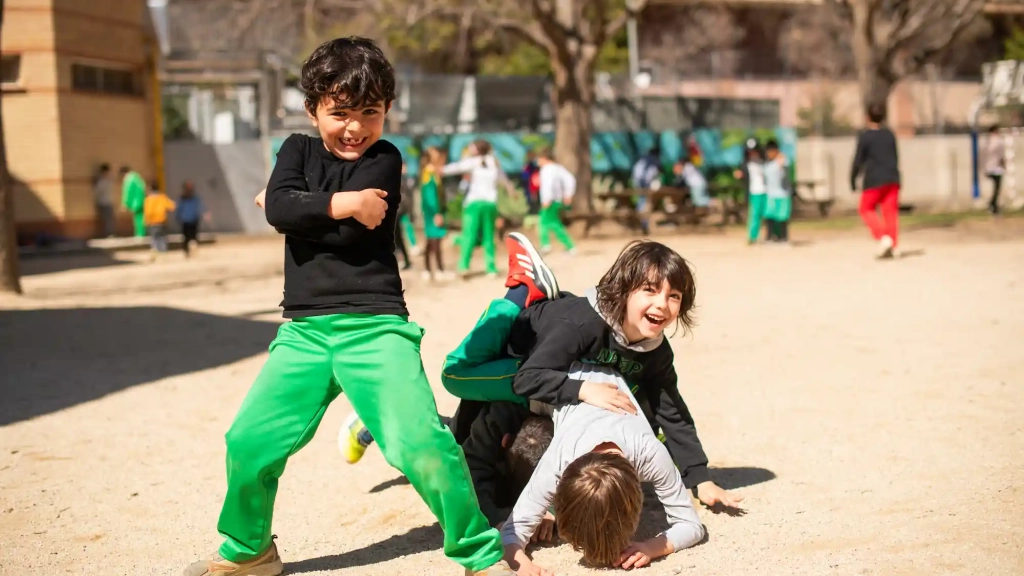 nens jugant al pati ludoteca barcelona cet10