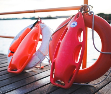 Curs socorrisme amb flotadors al costat del mar